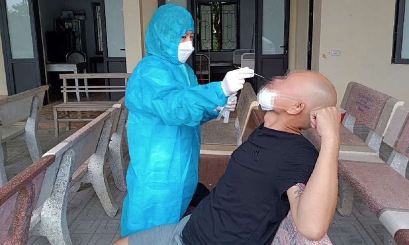 Cán bộ y tế lấy lẫu xét nghiệm cho trường hợp có nguy cơ lây nhiễm bệnh Bạch hầu cao. Ảnh: VietNamnet