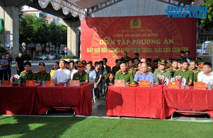 Đại diện lãnh đạo quận Hà Đông, các đơn vị nghiệp vụ Công an thành phố; các đơn vị hiệp đồng và tại buổi diễn tập.