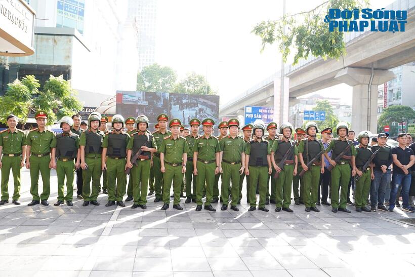 Kết thúc buổi diễn tập, đại diện Công an TP.Hà Nội và lãnh đạo Công an quận Hà Đông đã động viên, chúc mừng các cán bộ, chiến sĩ hoàn thành xuất sắc buổi diễn tập.