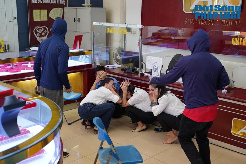 Nghẹt thở màn diễn tập tình huống đối tượng cướp tiệm vàng, khống chế con tin ở Hà Nội - 5