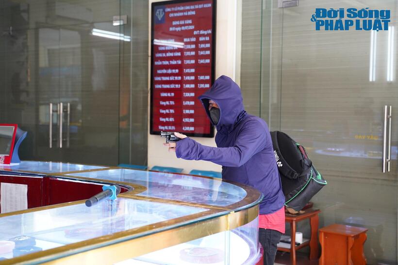 Nghẹt thở màn diễn tập tình huống đối tượng cướp tiệm vàng, khống chế con tin ở Hà Nội - 4