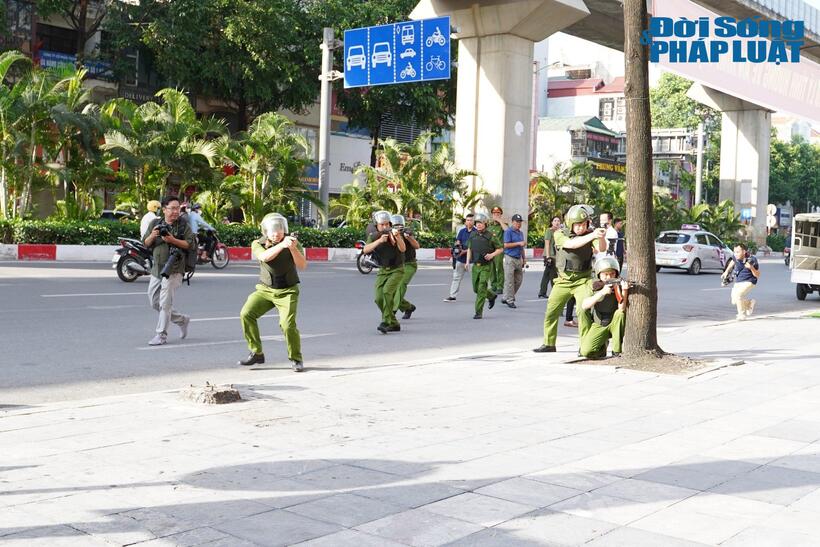 Các lực lượng tinh nhuệ phong tỏa hiện trường.