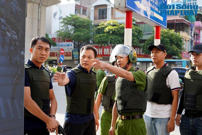 Lực lượng chỉ huy triển khia các phương án nhằm giải cứu con tin an toàn.