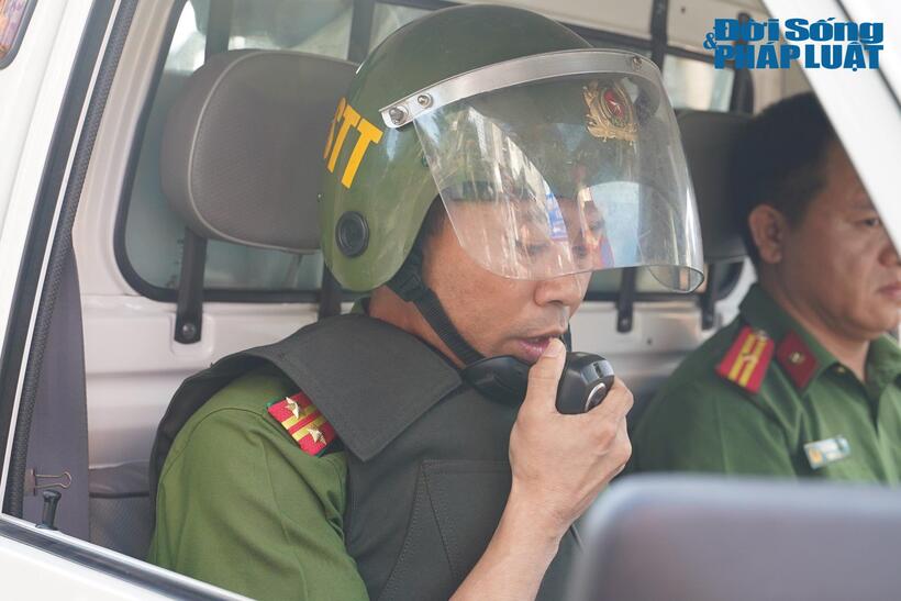 Trưởng Công an quận kết nối, thương thuyết với các đối tượng, đồng thời bí mật chỉ đạo các đơn vị áp sát, đột nhập, tiếp cận tiệm vàng.