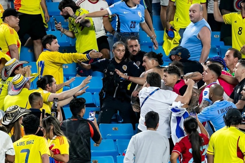 Một số tuyển thủ Uruguay đã trèo lên ăn thua đủ với đám đông như một cách để tự vệ, trong đó có ngôi sao của Liverpool Darwin Nunez. Ảnh: Getty.