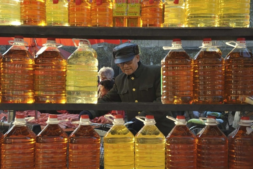 Thông tin xe tải chở dầu được sử dụng để vận chuyển cả dầu ăn và hóa chất mà không làm sạch giữa các chuyến hàng nhằm tiết kiệm chi phí đã dấy lên mối lo ngại của công chúng về an toàn thực phẩm. Ảnh minh họa: AP