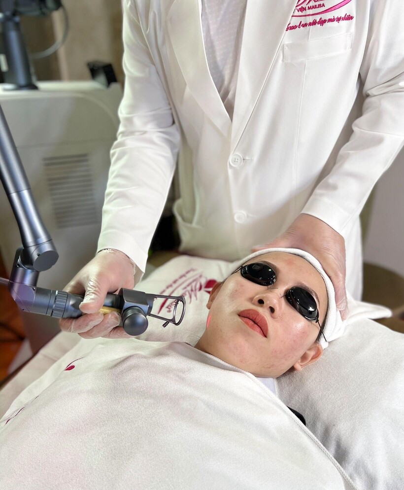 Khách hàng sử dụng dịch vụ làm đẹp da công nghệ cao tại Mailisa