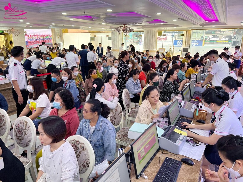 Khách hàng nhà Mailisa lúc nào cũng đông đúc, không kể ngày thường hay cuối tuần, khuyến mãi hay không khuyến mãi