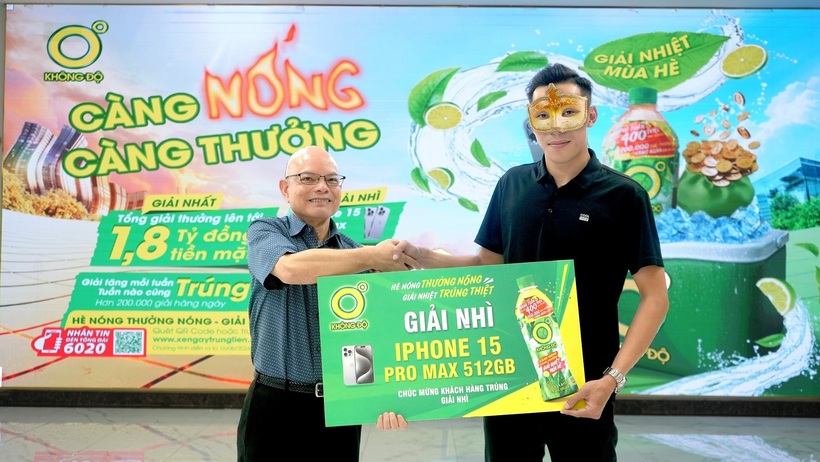 Ông Ramon Lopez, Giám đốc điều hành ngành hàng tiêu dùng của Công ty Number One trao giải thưởng cho anh N.H.D.