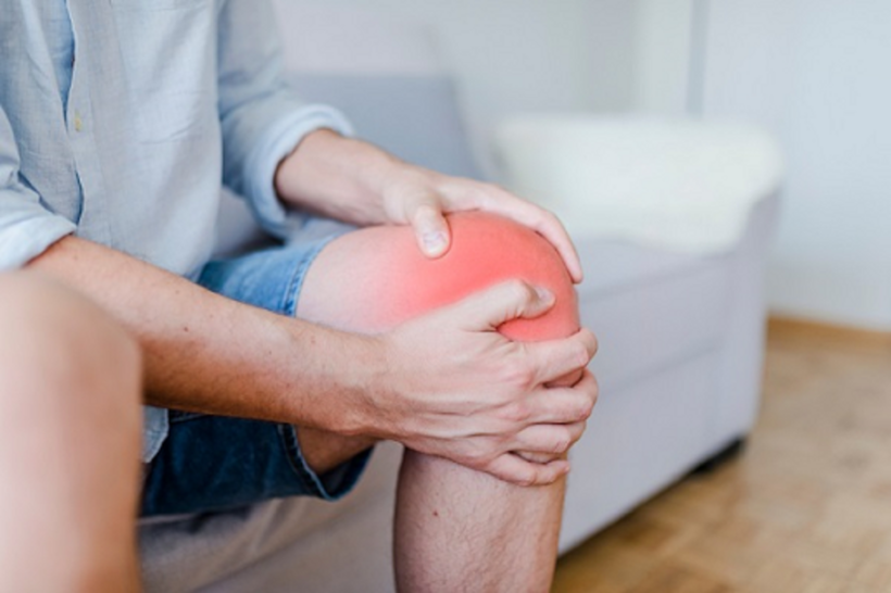 Thoái hóa khớp gây ra các cơn đau khớp khi vận động, có thể giảm đau khi nghỉ ngơi