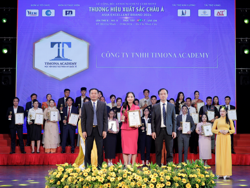 Bà Nguyễn Thị Kiều Oanh (giữa) – Giám đốc Học viện Timona nhận bằng khen và cup vinh danh Top 10 thương hiệu xuất sắc Châu Á 2024.