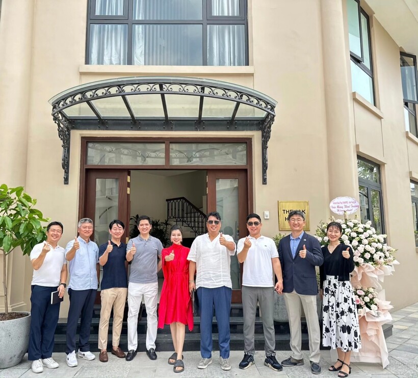 James Kang (thứ 4 từ phải sang) cùng các đồng nghiệp trong ngày khai trương văn phòng tại Vinhomes Ocean Park 2 (Ảnh: NVCC)
