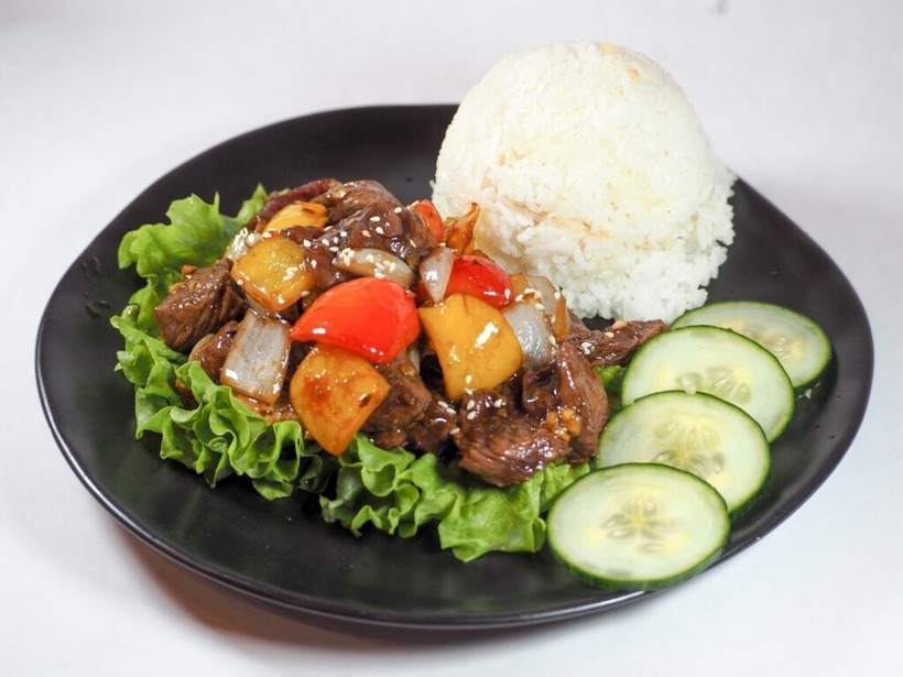 Cơm bò lúc lắc là món ăn được yêu thích bởi sự kết hợp hoàn hảo giữa thịt bò mềm tan, rau củ tươi ngon và nước sốt đậm đà. Ảnh minh họa