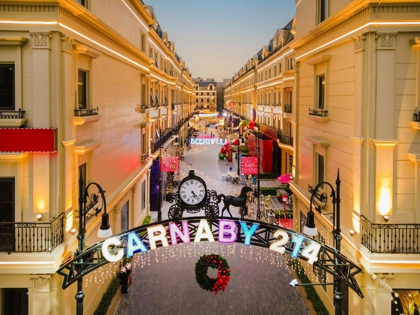 Phố đi bộ Carnaby 214, còn được gọi là "Hang Thỏ", trải dài 200m giữa lòng tổ hợp Rue de Charme - Khu đô thị mới Hạ Đình, tọa lạc tại 214 Nguyễn Xiển, Hà Nội. Sức hút của Carnaby không chỉ đến từ những cửa hiệu rực rỡ ánh đèn mà còn bởi lối kiến trúc đường phố độc đáo khiến du khách không khỏi trầm
