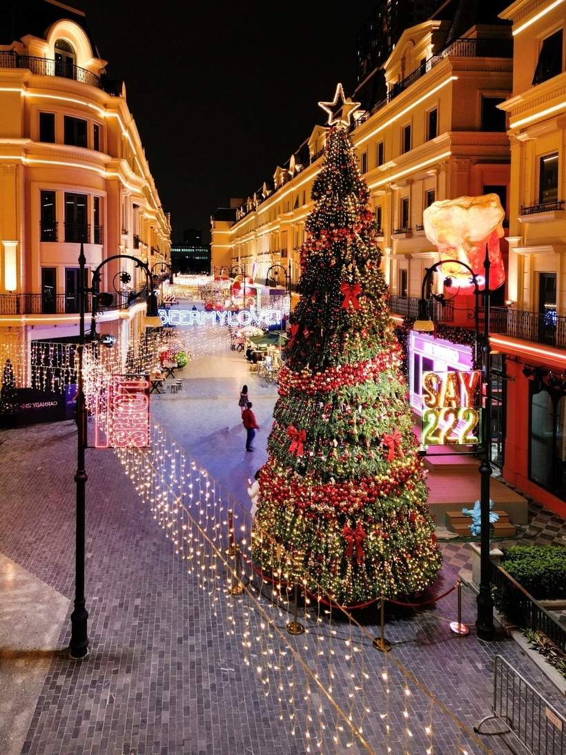 Cây thông hơn 10m rực rỡ trên phố đi bộ Carnaby 214 vào giáng sinh năm 2023. Cây thông được trang trí lộng lẫy với hàng ngàn bóng đèn LED lung linh, cùng vô số phụ kiện Giáng sinh bắt mắt như quả châu, dây kim tuyến, bông tuyết,...