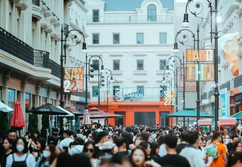 Khi hoàng hôn dần tắt, điểm du lịch mới nổi này càng trở nên thu hút du khách. Dòng người tấp nập đổ về, hòa mình vào không khí sôi động và náo nhiệt.