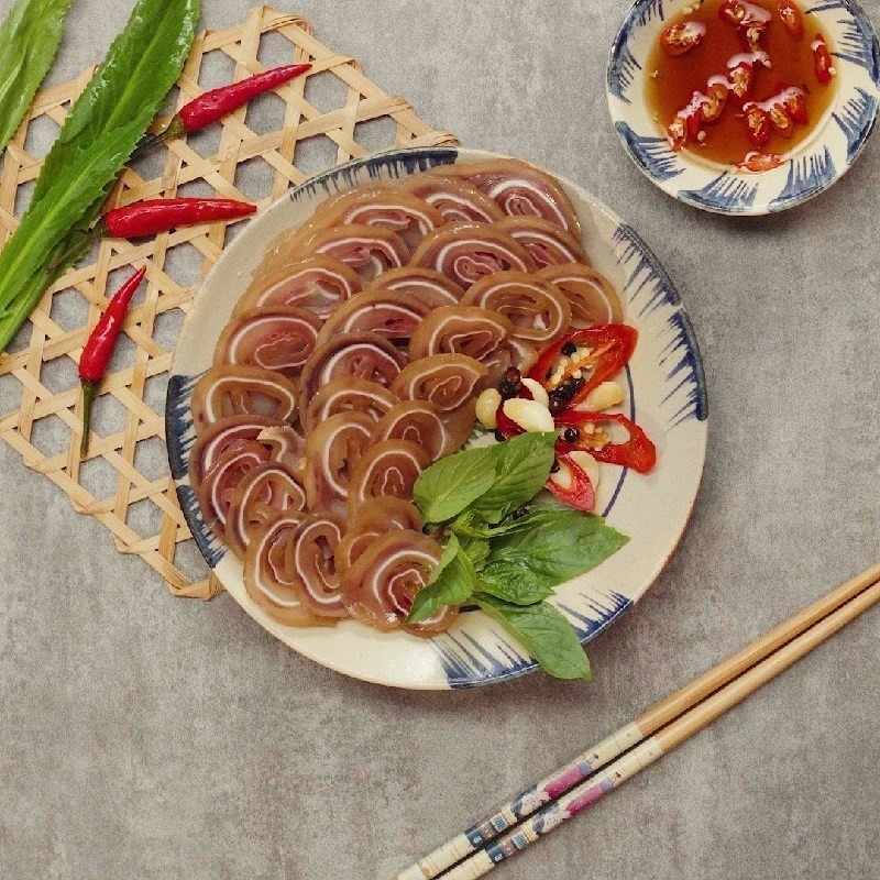 Điểm đặc biệt là tai heo sau khi cuộn và ngâm trong nước mắm sẽ trở nên giòn rụm và thấm đều vị. Ảnh minh họa