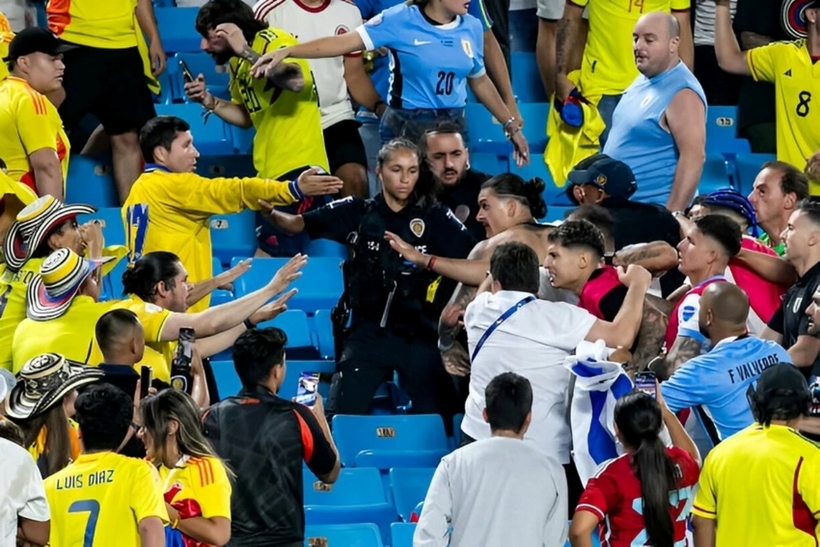 Nunez, Ronald Araujo, Giménez và các đồng đội xảy ra ẩu đả dữ dội với nhóm CĐV Colombia. Ảnh: Getty