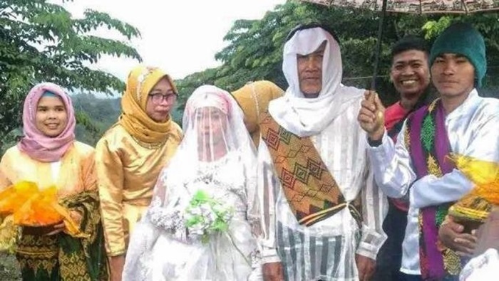 Người đàn ông 78 tuổi ở Philippines cũng đã gây chú ý khi kết hôn với cô gái 18 tuổi. Ảnh: ViralPress.