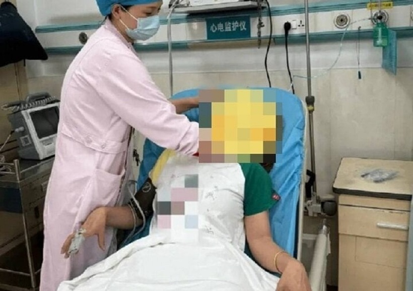 Cô Từ nhập viện trong tình trạng khó thở, tê liệt tứ chi, ngón tay co quắp như vuốt gà. Ảnh: Sina