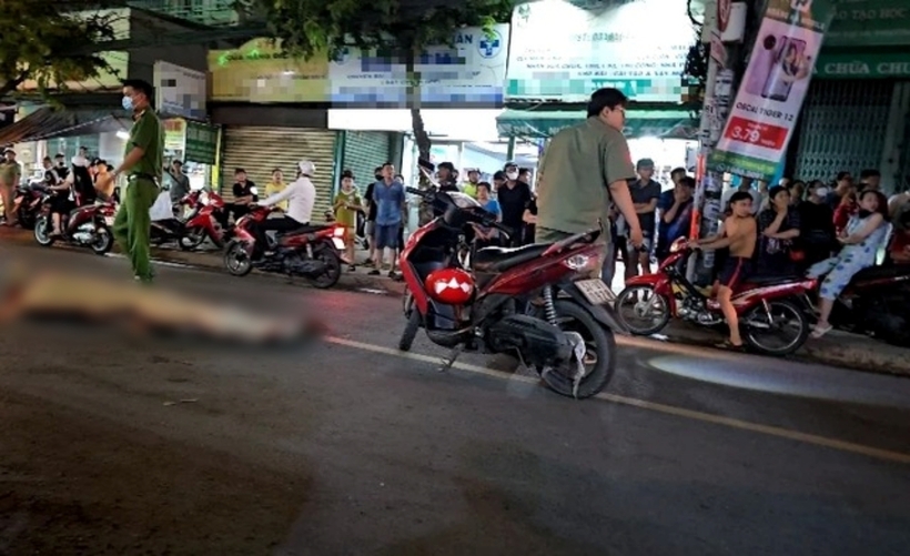 Công an khám nghiệm hiện trường vụ việc. Ảnh: Thanh Niên
