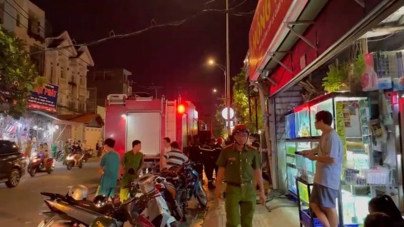 Đến khuya ngày 11/7, thi thể chủ quán nhậu được đưa khỏi hiện trường để phục vụ điều tra. Ảnh: Pháp luật TP.HCM