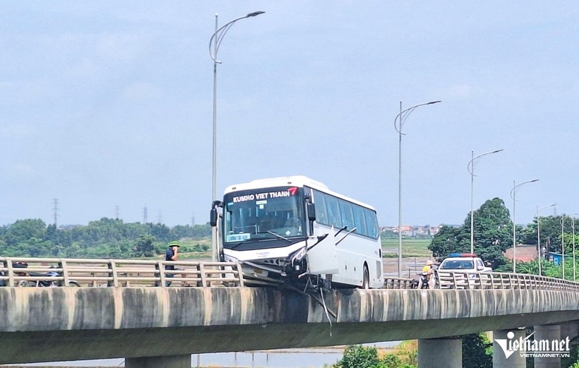Hiện trường xe 45 chỗ mất lái lơ lửng trên thành cầu, khách sợ hãi tìm lối thoát - 3
