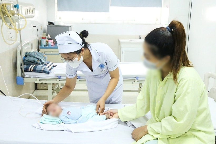 Nữ điều dưỡng Nguyễn Thị Thảo tới thăm khám cho em bé ở Bệnh viện Trẻ em Hải Phòng. Ảnh: VietNamNet