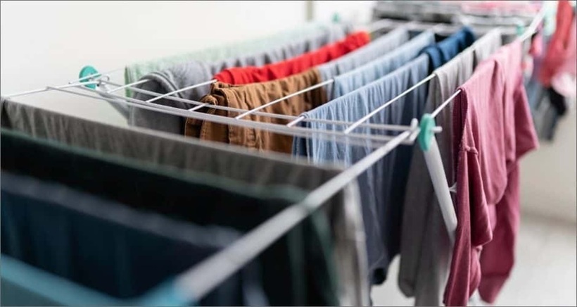 Phơi quần áo đối diện cửa ra vào: Nên hay không?