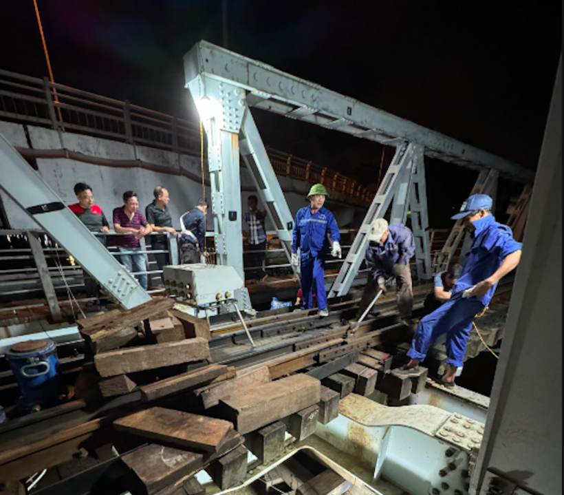 Ngành đường sắt xuyên đêm sửa chữa, khắc phụ sự cố sà lan va chạm cầu Tam Bạc (Hải Phòng) ngày 6/7