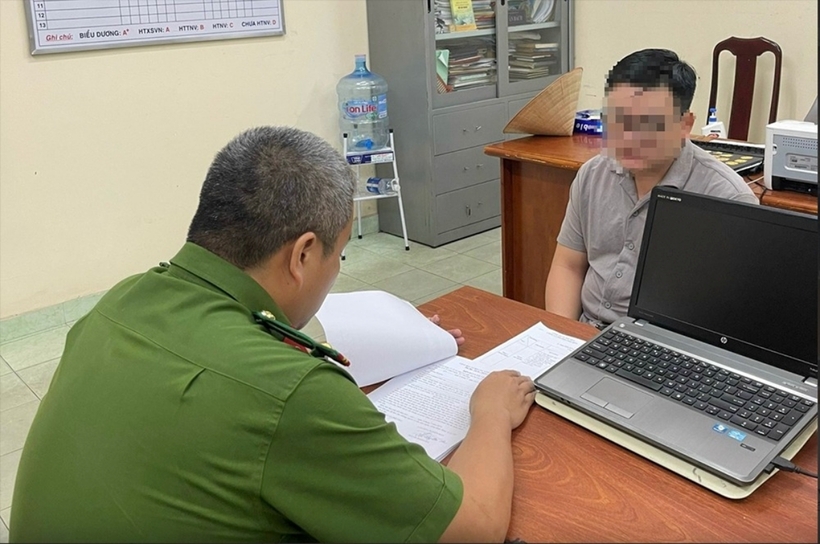 Công an làm việc với Lê Hoàng Long. Ảnh: VietNamNet