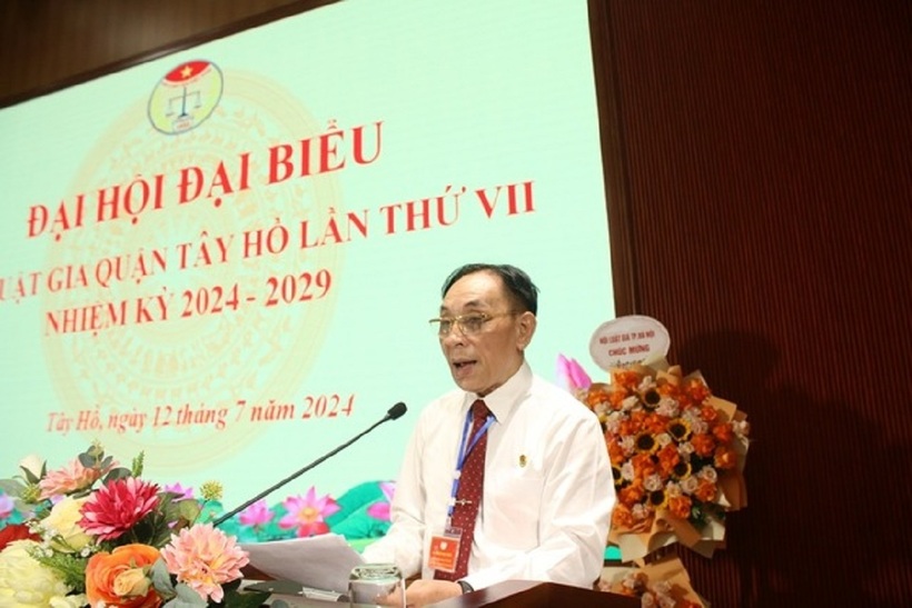 Ông Lê Trung Đức - Chủ tịch Hội Luật gia quận Tây Hồ tiếp thu các ý kiến chỉ đạo, đồng thời bày tỏ quyết tâm hoàn thành thắng lợi những nhiệm vụ được giao trong nhiệm kỳ mới.