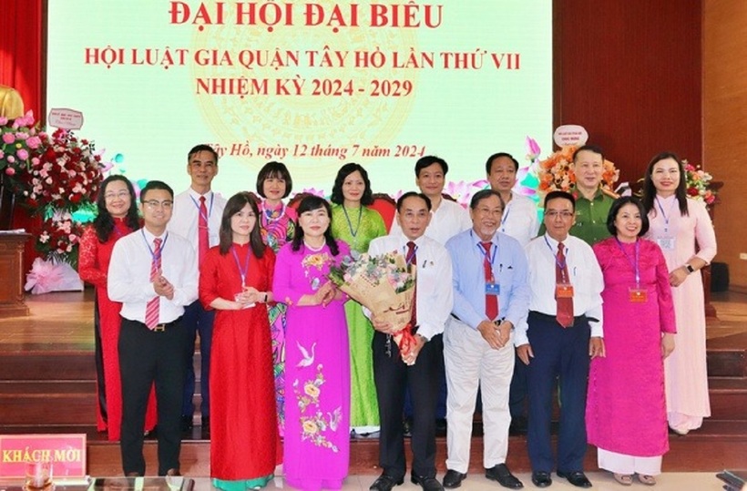 Các đại biểu chúc mừng Ban chấp hành khóa mới.