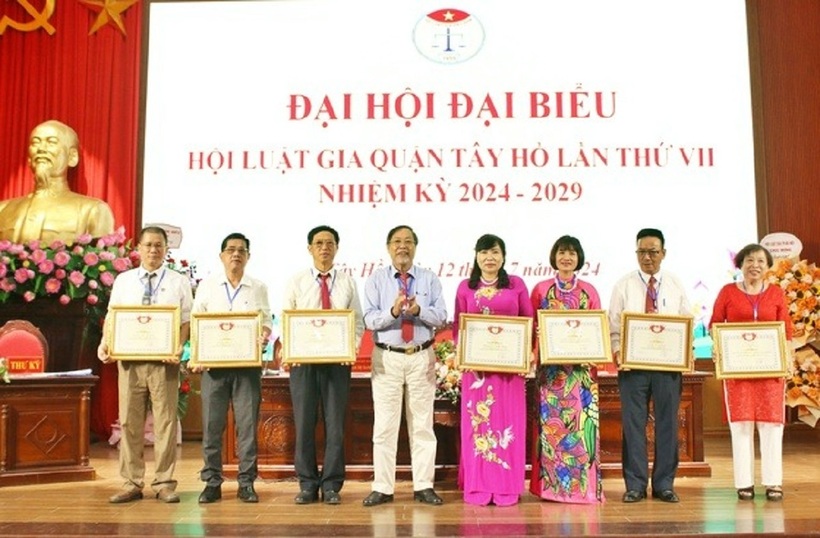 Ông Ngô Hồng Tuyến trao bằng khen cho các cá nhân và tập thể có thành tích xuất sắc.