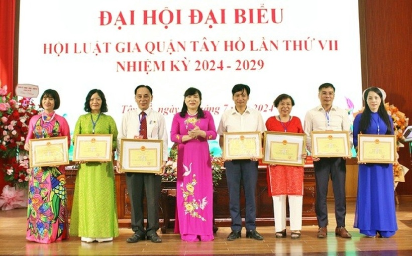 Bà Trần Thị Thu Hường-Trưởng Ban Tuyên giáo quận uỷ trao bằng khen cho các Hội viên có thành tích xuất sắc.