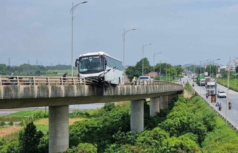 Xe khách mất lái tông gãy lan can, lơ lửng trên thành cầu ở Bắc Ninh