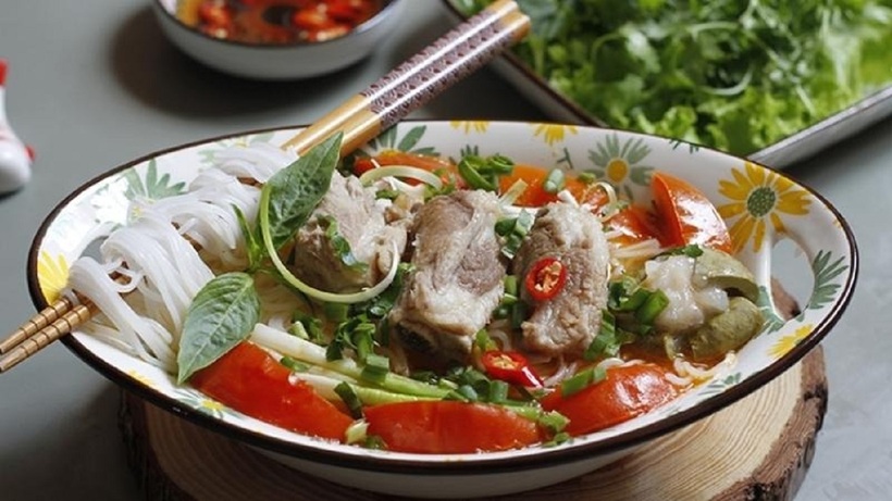 Bún sườn sấu là món ăn đặc trưng của Hà Nội, được yêu thích bởi hương vị chua chua ngọt ngọt thanh mát, đặc biệt phù hợp trong những ngày hè oi bức. Ảnh minh họa