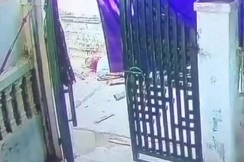 Hiện trường cụ ông bị nam thanh niên đánh gục. Ảnh: Dân trí.