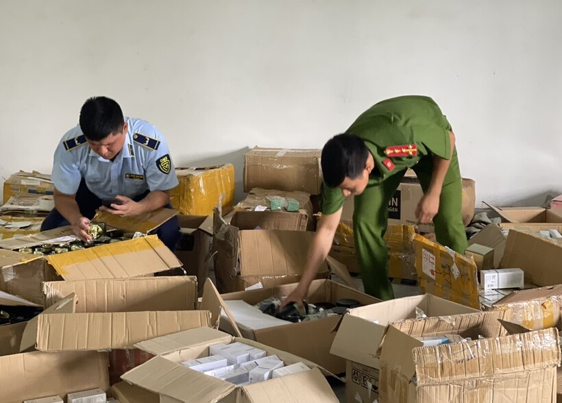 Lực lượng chức năng tiến hành kiểm tra cơ sở kinh doanh có dấu hiệu vi phạm.