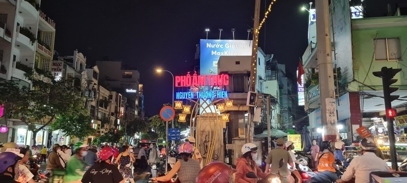 Phố ẩm thực Nguyễn Thượng Hiền