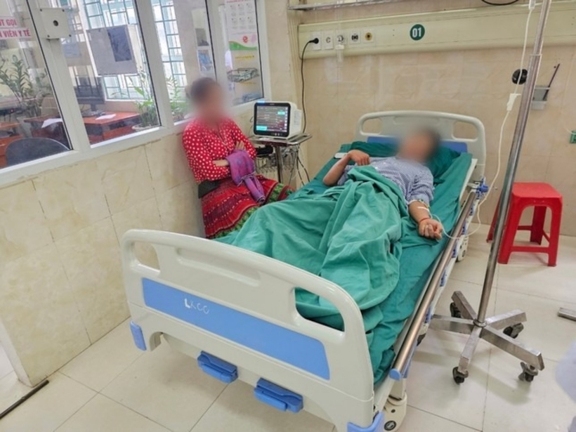 Anh V.M.S hiện đang được điều trị tại Bệnh viện Đa khoa tỉnh Hà Giang. Ảnh: Tiền Phong