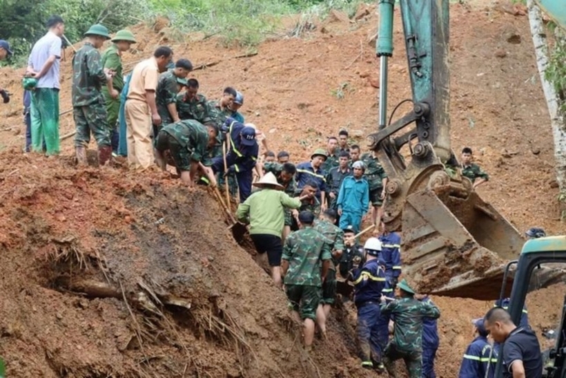 Lực lượng chức năng khẩn trương tìm kiếm những người bị vùi lấp. Ảnh: Tiền Phong