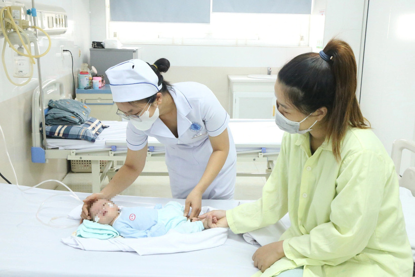 Điều dưỡng Thảo thăm khám cho cháu bé tại Bệnh viện Trẻ em Hải Phòng (Ảnh: BV)