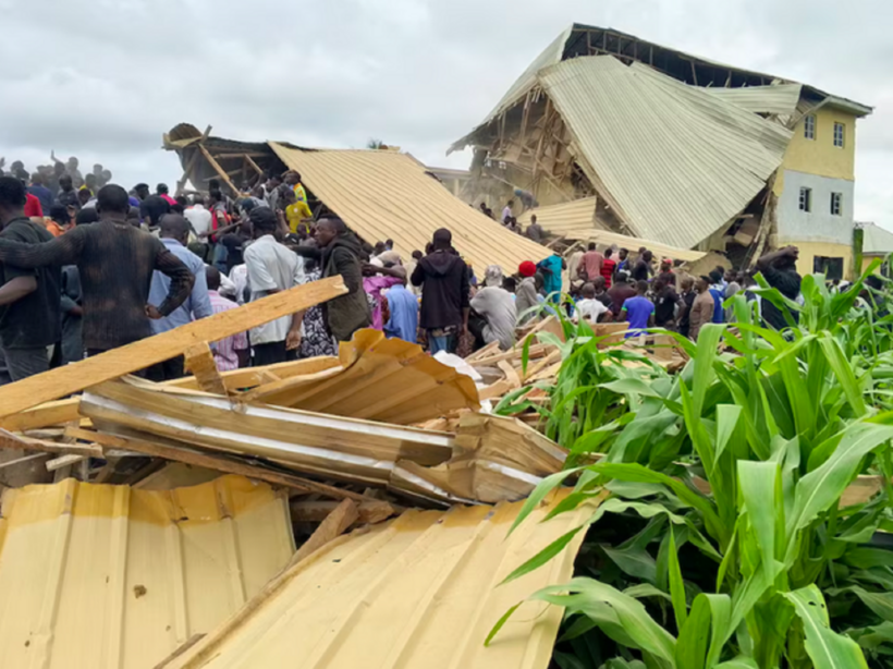 Hiện trường vụ sập trường ở Nigeria. Ảnh: Reuters