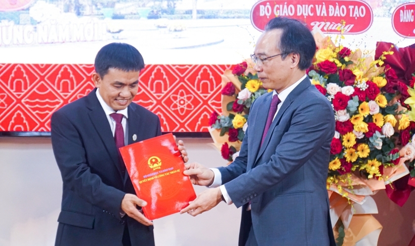 PGS.TS Hoàng Minh Sơn - - Thứ trưởng Bộ GD&ĐT (bên phải) trao quyết định của Bộ trưởng Bộ GD&ĐT cho PGS.TS Đoàn Đức Tùng. Ảnh: Thanh Niên