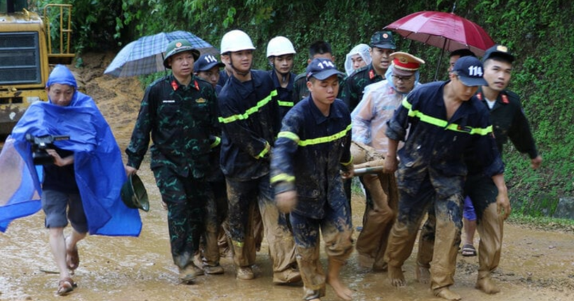 Lực lượng chức năng đưa nạn nhân ra khỏi hiện trường. (Ảnh: Báo Hà Giang)