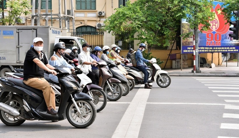Vượt quá vạch kẻ đường khi dừng đèn đỏ, tài xế bị phạt bao nhiêu tiền? Ảnh minh họa