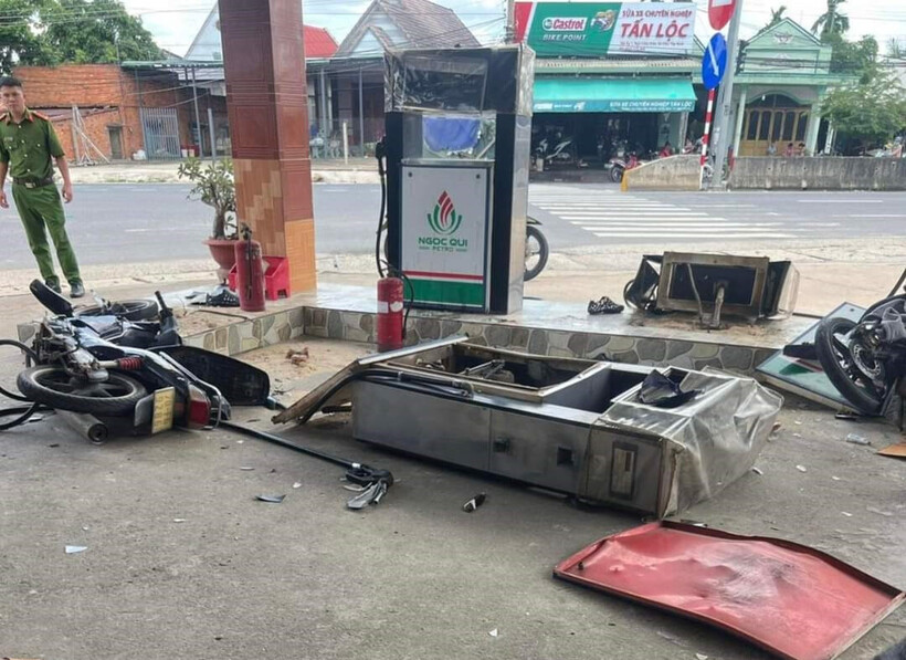 Hiện trường trụ bơm xăng bị hất văng. Ảnh: VietNamnet.