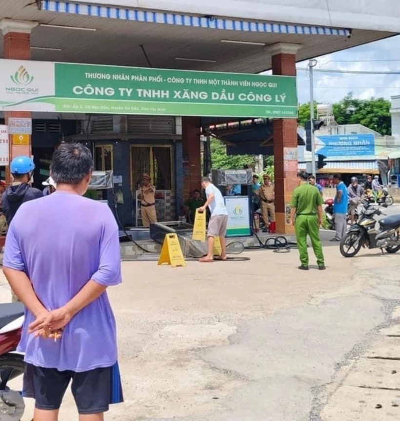 Lực lượng chức năng khám nghiệm hiện trường vụ tai nạn. Ảnh: NLĐ