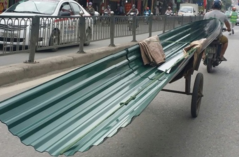 Đi xe máy chở tôn thép bị xử phạt như thế nào? Ảnh minh họa